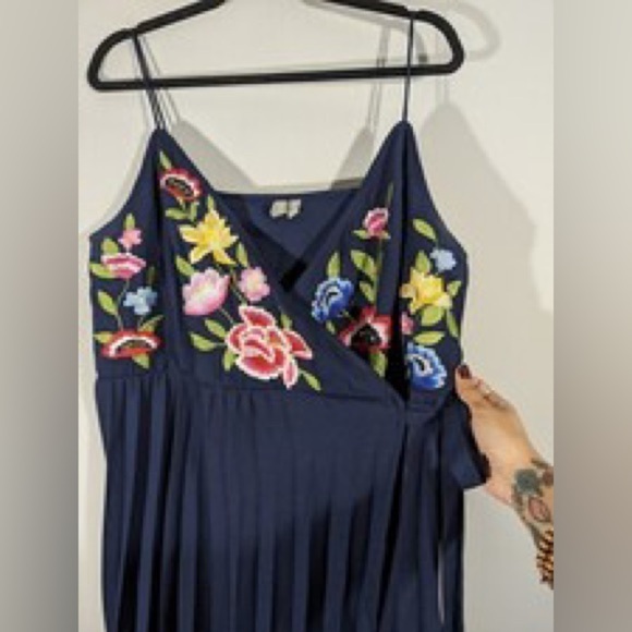 NWOT ASOS Navy Blue Floral Embroidered Pleated Wrap Dress Size 4P - Picture 3 of 13